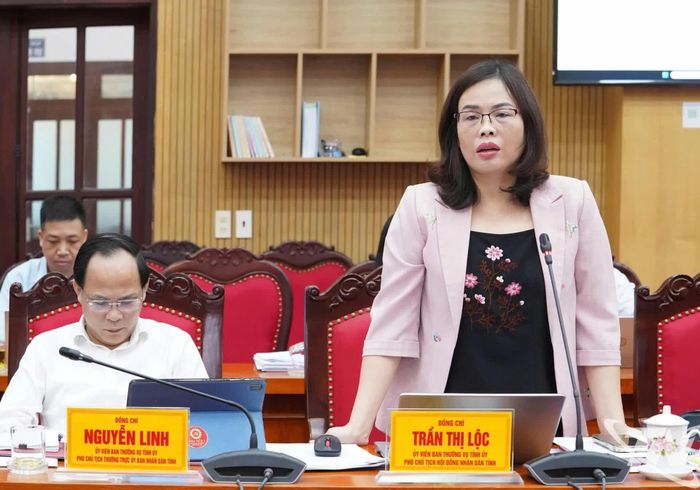 Đồng chí Trần Thị Lộc, Ủy viên Ban Thường vụ Tỉnh ủy, Phó Chủ tịch HĐND tỉnh, phát biểu.