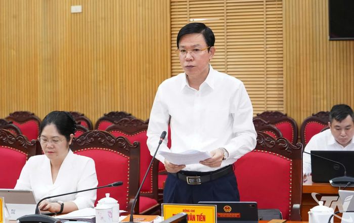Đồng chí Trưởng Ban Tổ chức Tỉnh ủy Dương Văn Tiến trình bày Tờ trình về việc thành lập Bộ phận nghiên cứu chuyên đề trực thuộc Tỉnh ủy Thái Nguyên.