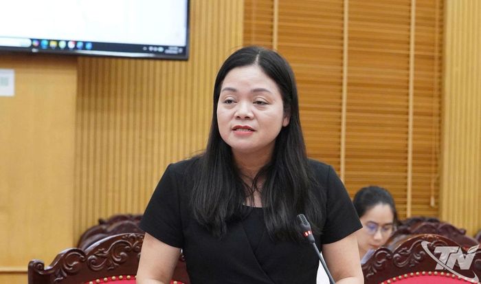 Đồng chí Nguyễn Thị Loan, Ủy viên Ban Thường vụ Tỉnh ủy, Phó Chủ tịch UBND tỉnh, trình bày Tờ trình về việc xin ý kiến về dự thảo Nghị quyết của HĐND tỉnh quy định mức thù lao đối với người giữ chức danh lãnh đạo chuyên trách tại các hội do Đảng, Nhà nước giao nhiệm vụ của tỉnh Thái Nguyên.