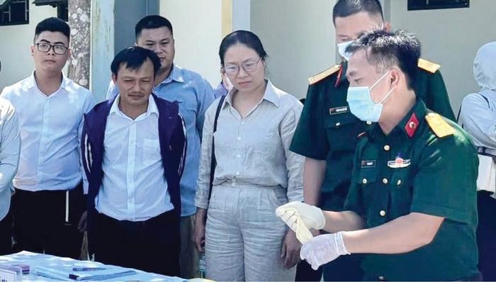 Trung tá Thái Công Sử tham gia hướng dẫn cách lấy mẫu hài cốt liệt sĩ tại Nghĩa trang liệt sĩ thành phố