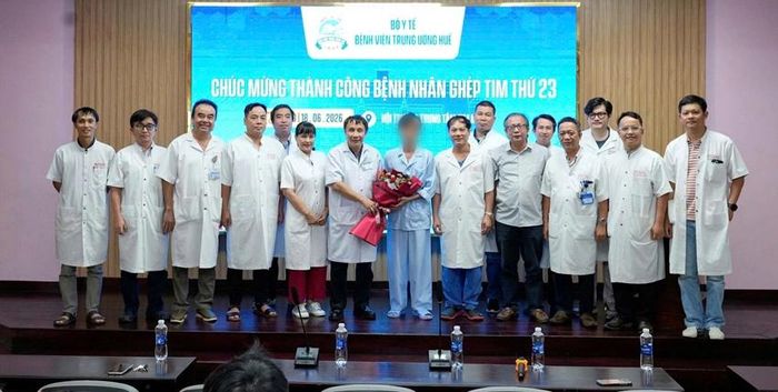 Lãnh đạo BVTW Huế tặng hoa chúc mừng bệnh nhân ghép tim thứ 23 xuất viện 
