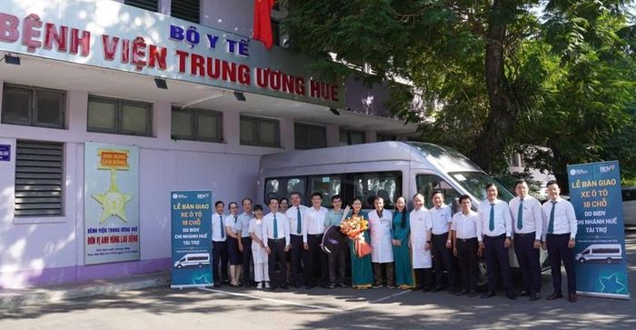  Lãnh đạo Bệnh viện Trung ương Huế tiếp nhận xe ô tô