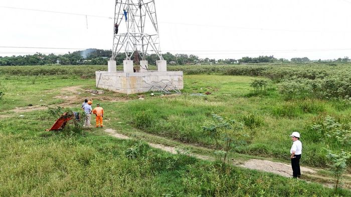 Cán bộ phòng Kế hoạch PTC1 và Công nhân Đội TTĐ Hòa Bình túc trực trên công trường điều hành, giám sát công trình