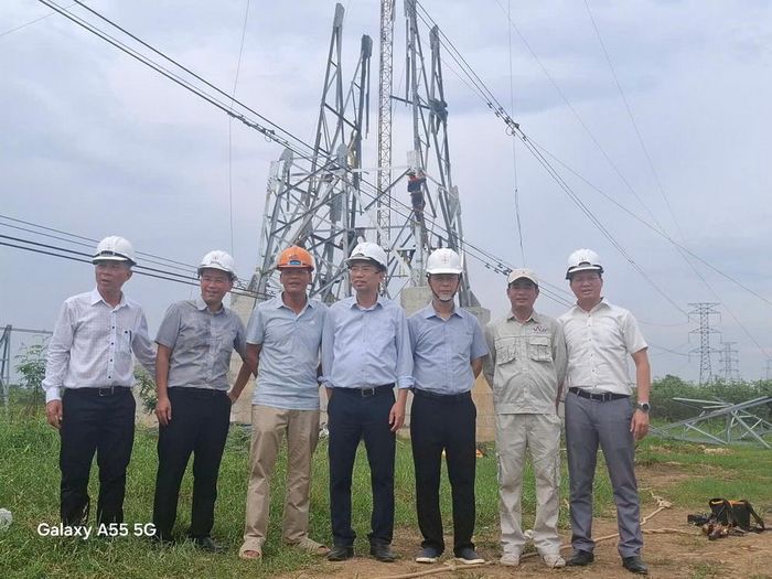 Ông Lã Mạnh Hoàn - Phó giám đốc PTC1 (đứng giữa) cùng đại diện các phòng chuyên môn trực tiếp kiểm tra, đôn đốc tiến độ dự án tại công trường