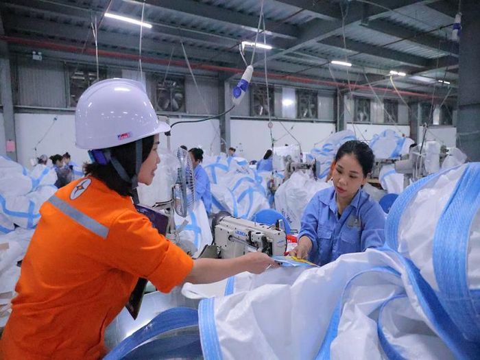 Nhân viên EVNNPC tuyên truyền sử dụng điện tiết kiệm, an toàn tại các doanh nghiệp, cơ sở sản xuất, kinh doanh