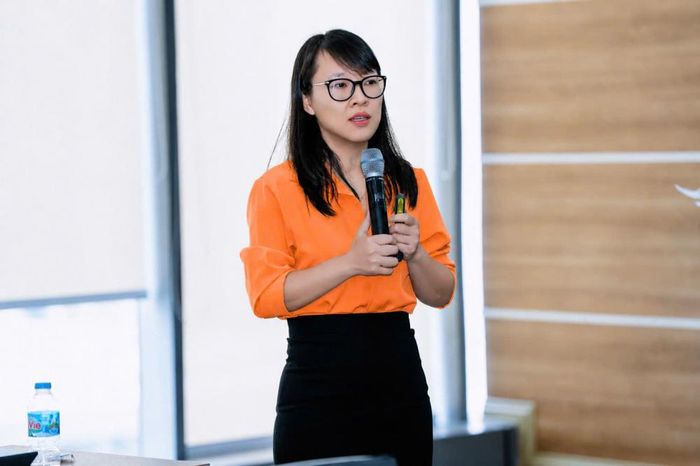 Đại diện đơn vị tư vấn xây dựng Đề án, TS. Cao Cẩm Linh trình bày Đề án phát triển dịch vụ logistics tỉnh Khánh Hòa đến năm 2030, định hướng đến năm 2050