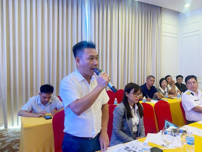 Ông Nghiêm Mạnh Hà - Phó Tổng giám đốc Công ty Cổ phần Cảng Cam Ranh trao đổi ý kiến tại Hội nghị