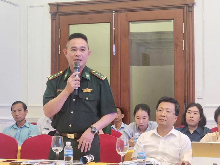 Ông Nguyễn Ngọc Thế Nhân - Ban Chỉ huy Bộ đội Biên phòng tỉnh Khánh Hòa trao đổi ý kiến tại Hội nghị