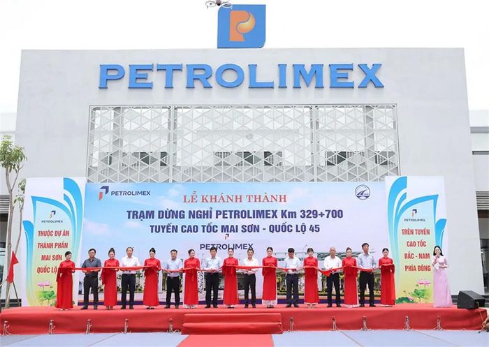 Nhập Lãnh đạo Bộ Xây dựng, Cục Đường bộ Việt Nam và Petrolimex thực hiện nghi thức cắt băng khánh thành Cặp trạm dừng nghỉ Petrolimex Thanh Hóa tại Km329+700 trên tuyến cao tốc Bắc – Nam phía Đông.thích ảnh