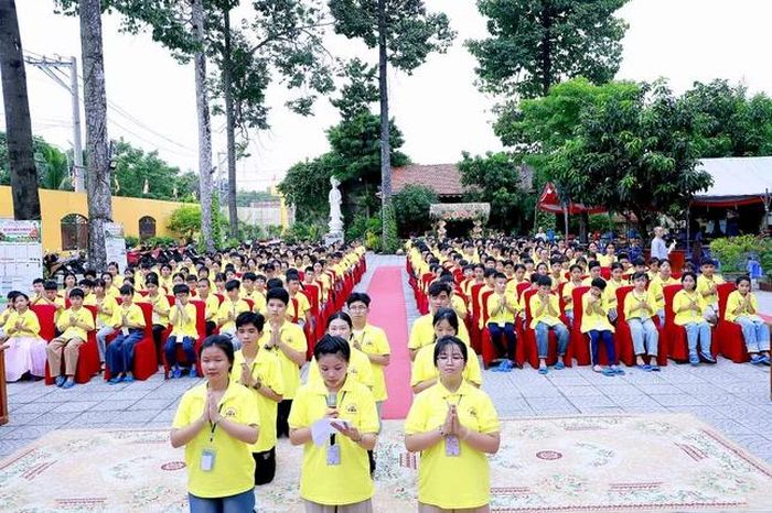 Phật tử Khưu Triệu Mẫn đại diện hơn 300 em khóa sinh tham dự khóa tu mùa hè năm 2026 đối trước chư tôn đức dâng lời phát nguyện
