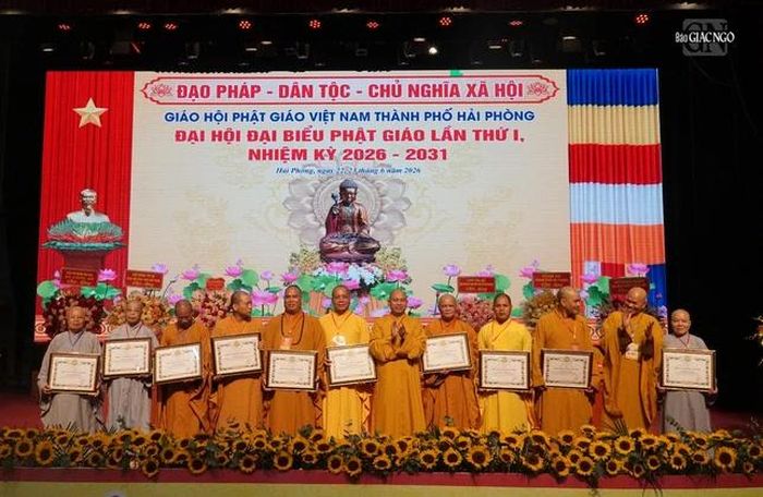 Thượng tọa Thích Đức Thiện tặng Bằng tuyên dương công đức đến chư Tăng Ni 