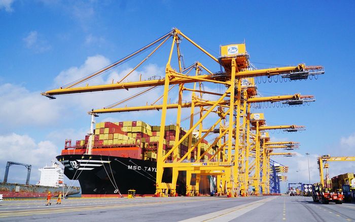 Với các công nhân vận hành cẩu STS, việc xếp dỡ các container, hàng siêu trường siêu trọng luôn đòi hỏi độ chính xác và sự an toàn tuyệt đối cao.