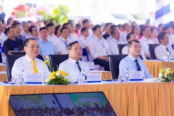 Thủ tướng Chính phủ Lê Minh Hưng và các đại biểu dự lễ khởi công.