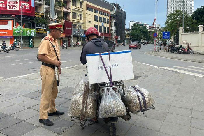 Chiếc xe máy bị cảnh sát xử phạt do chở hàng che khuất biển số.