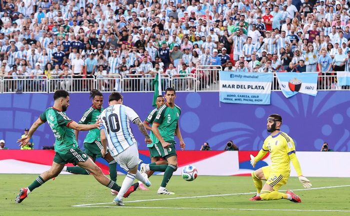 Tuyển Algeria bất lực trước một Messi quá xuất sắc.