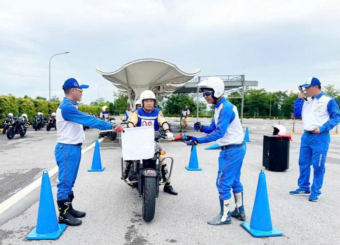 Các học viên được thực hành các kỹ năng lái xe an toàn.