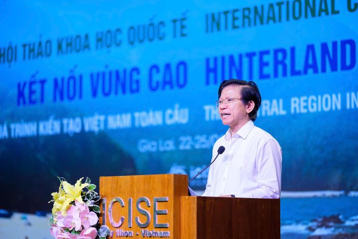 GS Hoàng Anh Tuấn, Hiệu trưởng Trường Đại học Khoa học Xã hội và Nhân văn (Đại học Quốc gia Hà Nội) cho rằng, cần đưa miền Trung và Tây Nguyên thoát khỏi hình ảnh quy ước về "chiếc đòn gánh" nhọc nhằn.