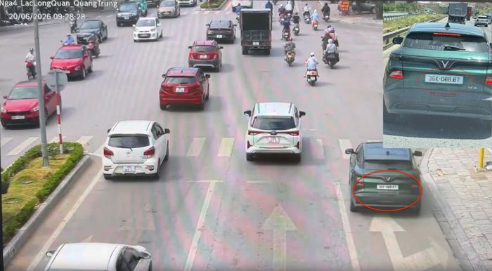 Hình ảnh chiếc xe ô tô biển kiểm soát 36K-088.87 lưu thông trên đường được camera AI và người dân (ảnh nhỏ) chụp lại.