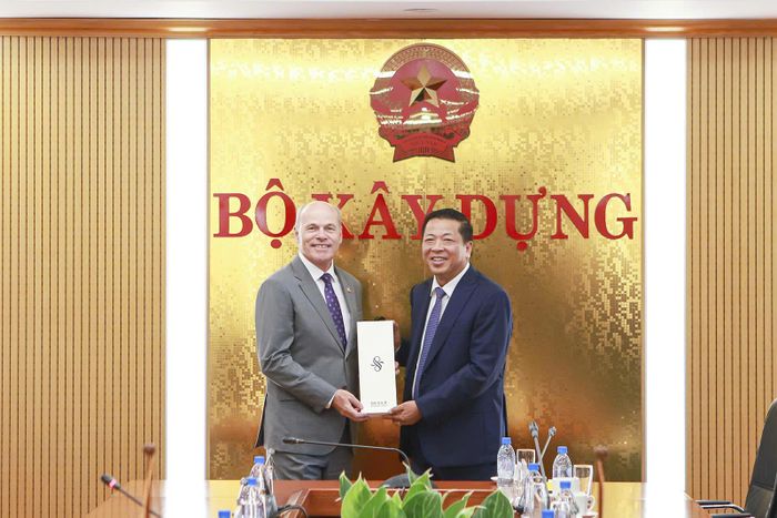 Bộ trưởng Trần Hồng Minh tặng quà lưu niệm Đại sứ Jim Nickel, thể hiện mối quan hệ hợp tác chặt chẽ, ngày càng phát triển.