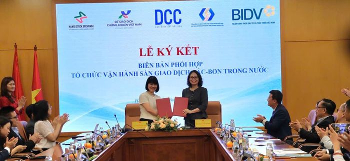 Lãnh đạo VSDC và HNX ký kết biên bản phối hợp. Ảnh: Khánh Linh