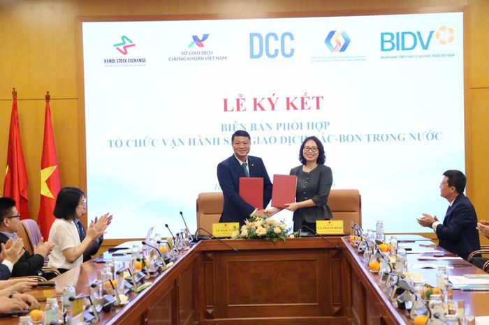 Lãnh đạo VSDC và BIDV ký kết biên bản phối hợp. Ảnh: Khánh Linh