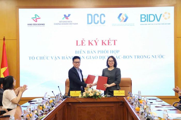Lãnh đạo VNX và VSDC ký kết biên bản phối hợp. Ảnh: Khánh Linh