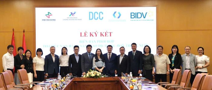 Các đại biểu chụp ảnh lưu niệm tại lễ ký kết. Ảnh: Khánh Linh