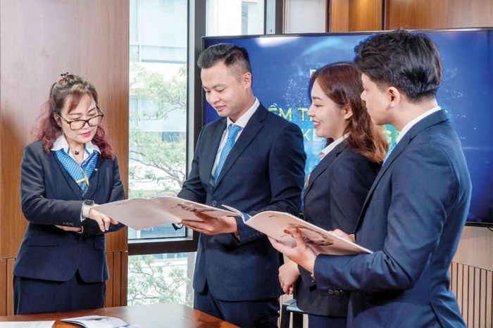 Các doanh nghiệp bảo hiểm đang nỗ lực chuẩn hóa quy trình,nâng cao năng lực tư vấn, khẳng định niềm tin với khách hàng. Ảnh: Đức Thanh