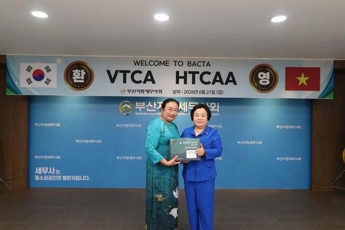  Bà YoungHee Kwon cũng trao tặng quà lưu niệm tới lãnh đạo VTCA. 