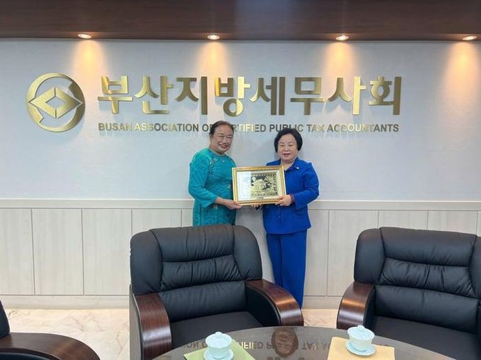  Chủ tịch VTCA Nguyễn Thị Cúc đã trao tặng Chủ tịch BACPTA YoungHee Kwon bức tranh Chùa Một Cột - biểu tượng văn hóa tiêu biểu của Việt Nam. 