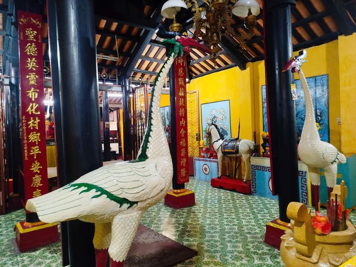 Biểu tượng hạc đứng trên lưng rùa trong không gian thờ tự, thể hiện nét đẹp văn hóa truyền thống và nghệ thuật trang trí của ngôi đình cổ. Ảnh: Đức Linh.