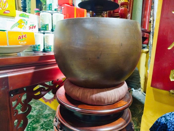 Chuông đồng cổ được lưu giữ tại Đình Xuân Hòa, gắn liền với các nghi lễ truyền thống và bề dày lịch sử của ngôi đình. Ảnh: Đức Linh.