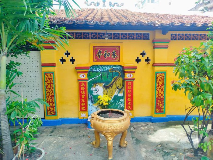 Bình phong thờ Sơn Quân (Ông Hổ) trước sân đình – nơi nhiều người dân và khách thập phương dừng chân dâng hương, cầu bình an. Ảnh: Đức Linh.