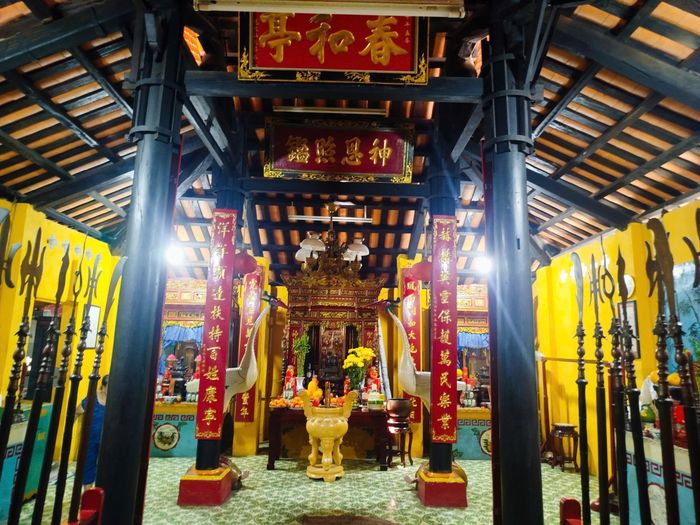 Không gian chính điện với hệ thống cột gỗ, hoành phi cổ và ban thờ Thành Hoàng Bổn Cảnh – vị thần được tôn thờ chính tại Đình Xuân Hòa. Ảnh: Đức Linh.