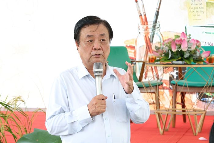Tác giả Lê Minh Hoan chia sẻ tại buổi ra mắt sách "Mỗi nghề một bông hoa"