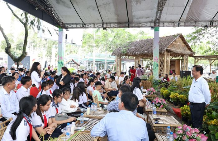 Tác giả Lê Minh Hoan giao lưu với các em học sinh