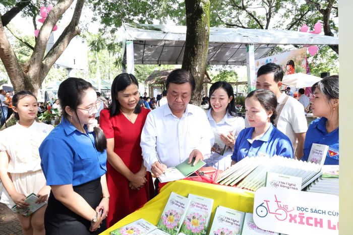 Tác giả Lê Minh Hoan ký tặng sách cho độc giả