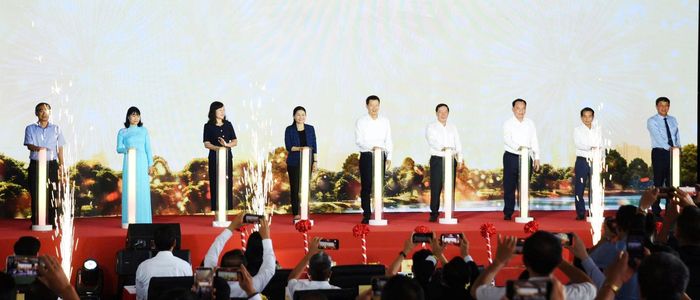 Lãnh đạo thành phố Đồng Nai thực hiện nghi thức nhấn nút khởi công dự án NƠXH cho thuê Long Bình. Ảnh: Văn Dũng