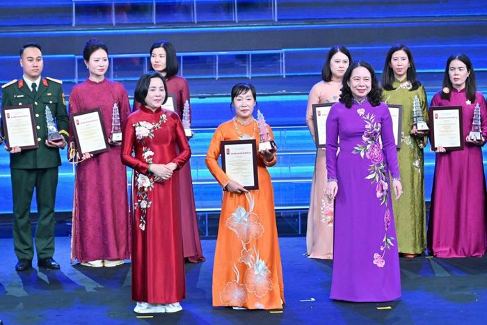 Phó Chủ tịch nước Võ Thị Ánh Xuân và Phó Chủ tịch Quốc hội Nguyễn Thị Thanh trao giải B cho đại diện nhóm tác giả của Báo Đại biểu Nhân dân. Ảnh: Quang Khánh