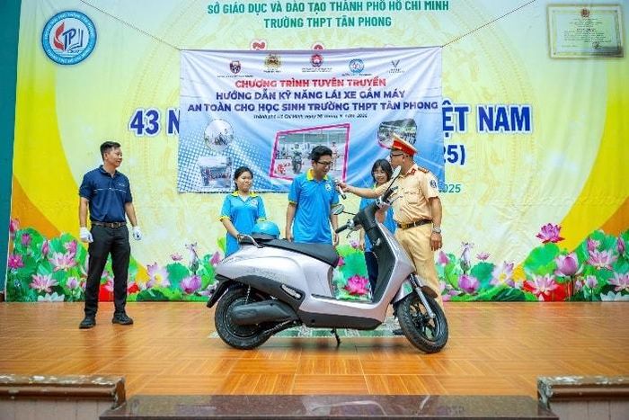 Lực lượng Cảnh sát giao thông Công an TP. Hồ Chí Minh tuyên truyền kiến thức, kỹ năng tham gia giao thông cho các em học sinh