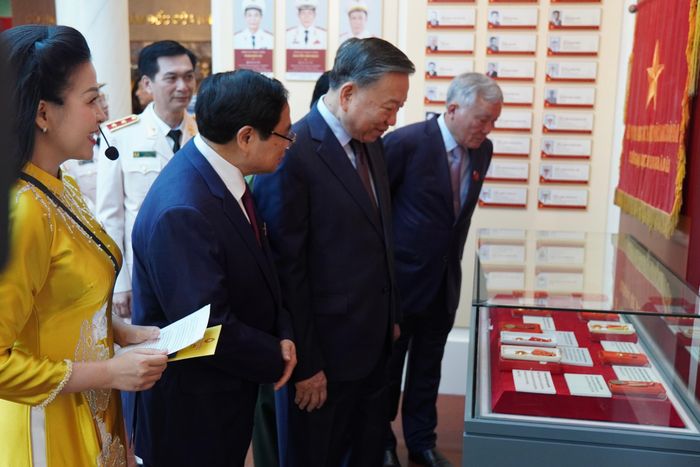 Lãnh đạo Đảng, Nhà nước, Bộ Công an tham quan Phòng truyền thống Học viện An ninh nhân dân.