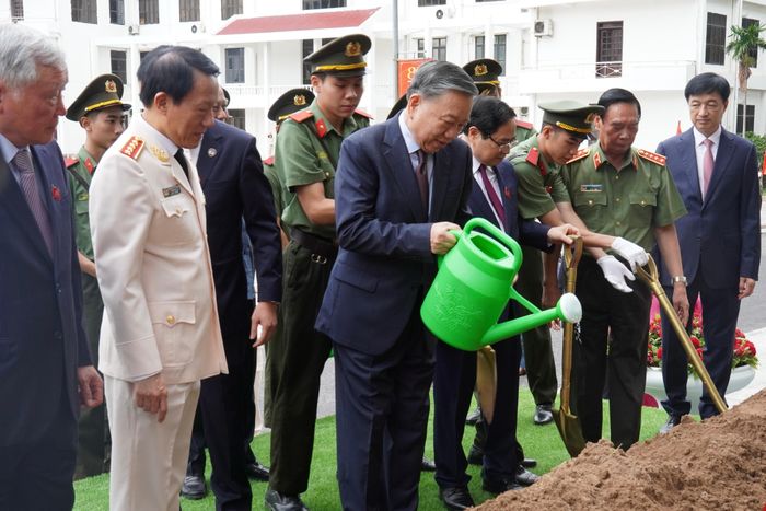 Các đại biểu gửi gắm niềm tin vào thế hệ tương lai qua hoạt động trồng cây lưu niệm.