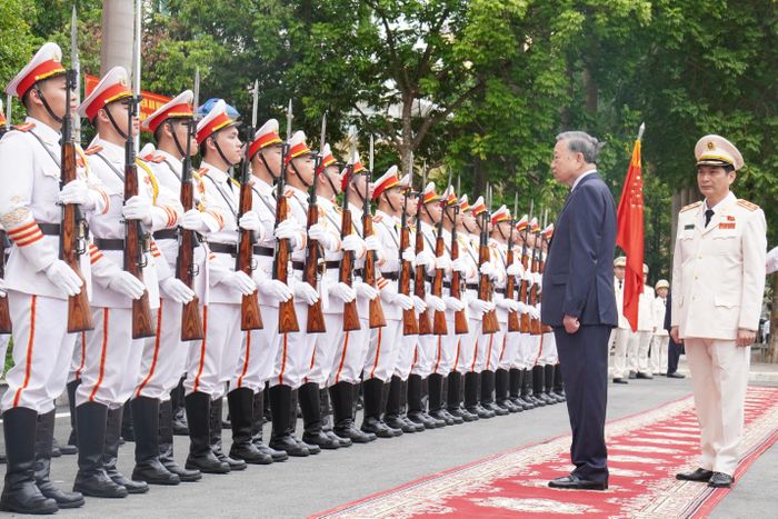 Tổng Bí thư, Chủ tịch nước Tô Lâm duyệt đội danh dự Công an Nhân dân.