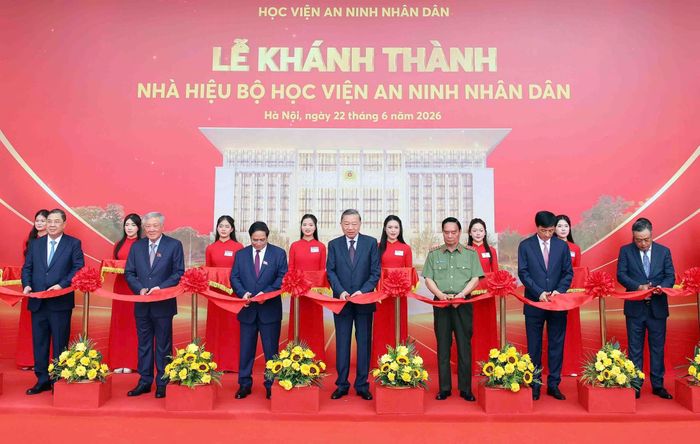 Các đại biểu cắt băng khánh thành Nhà Hiệu bộ Học viện An ninh Nhân dân.