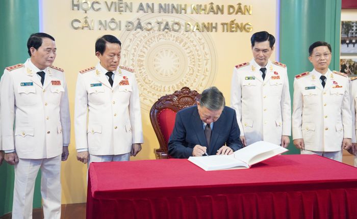 Tổng Bí thư, Chủ tịch nước Tô Lâm ghi dấu sổ vàng lưu niệm.