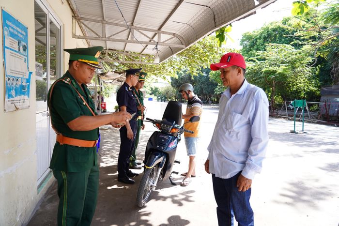 Cán bộ đồn Biên phòng cửa khẩu Quốc tế Vĩnh Xương, phối hợp thực hiện kiểm tra, kiểm soát người và phương tiện qua lại cửa khẩu các ngày lễ, tết. Ảnh: Tiến Vinh