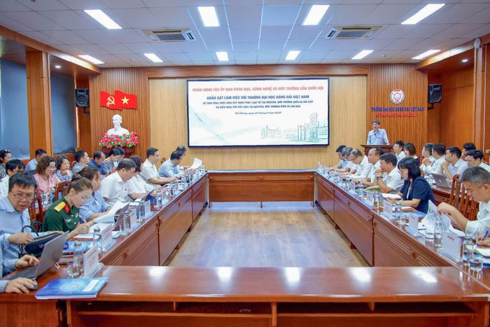 Quang cảnh cuộc làm việc