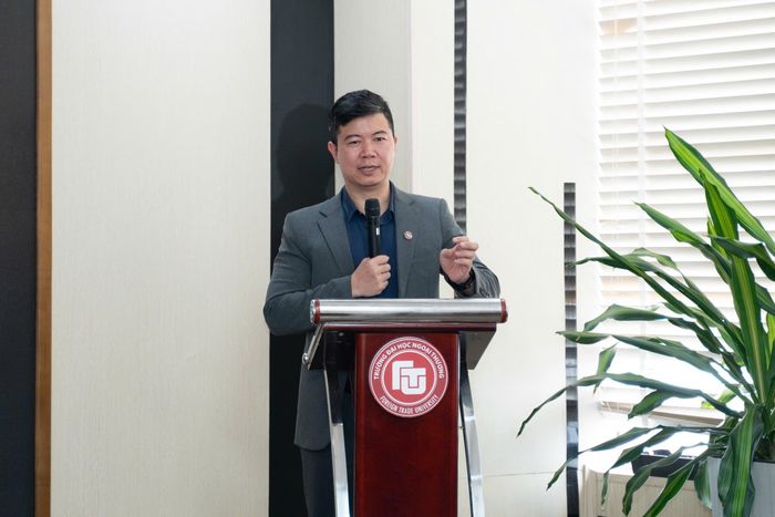 PGS, TS Nguyễn Ngọc Hà - Trường Đại học Ngoại thương đã trình bày nghiên cứu về hoàn thiện pháp luật để xây dựng nhà nước kiến tạo phát triển ở Việt Nam trong bối cảnh phân mảnh toàn cầu.