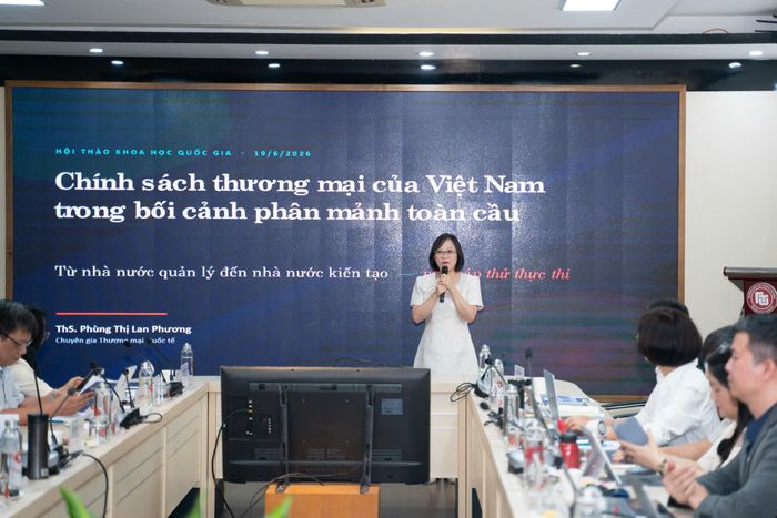 ThS. Phùng Thị Lan Phương trình bày nghiên cứu về chính sách thương mại của Việt Nam trong bối cảnh phân mảnh toàn cầu.