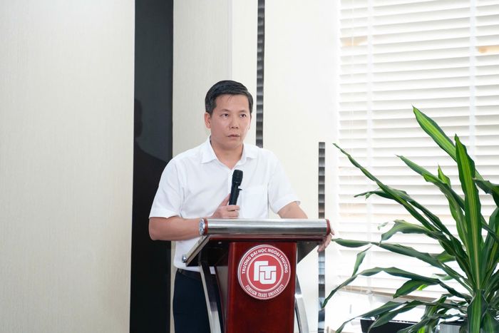 TS. Nguyễn Đình Chúc - Viện trưởng Viện Kinh tế Việt Nam và Thế giới phát biểu tại Hội thảo.